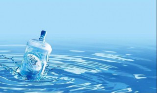 纯净水能代替电瓶补充液吗?(纯净水能做电瓶液吗?)