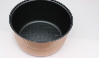 电饭煲内胆有味道该如何去除（电饭煲内胆臭了怎么办）