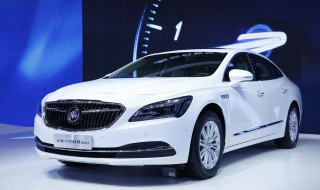 新车内的标志位置怎么贴（新车标志贴在车内还是车外）