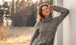 羊毛毛衣怎么洗不会缩水（羊毛毛衣怎么洗不会缩水呢）