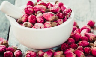 玫瑰花泡水什么功效（玫瑰花泡水什么功效和作用）