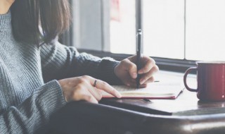 形容少说话多做事的成语（形容少说话多做事的词语）