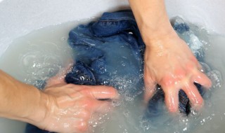 如何清洗水彩笔留在白衣服上的印记（水彩笔弄在白色衣服上怎么办）