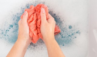 染色衣物如何清洗（染色衣物如何清洗掉色）