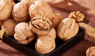 新鲜核桃仁快速去皮技巧(新鲜核桃仁如何快速去皮)