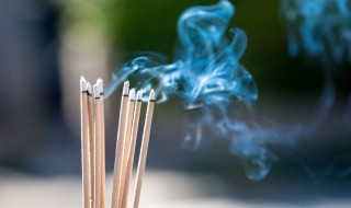 梦见自己烧香拜佛