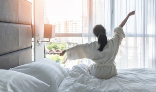 早上起来后先吃早餐还是先刷牙(早上起来后先吃早餐还是先刷牙呢)