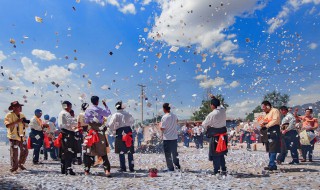 藏民往天上扔的小纸片是啥 藏民扔的纸片叫什么