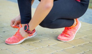 发黄的白网鞋怎么洗白（发黄的白网鞋怎么让它变白）