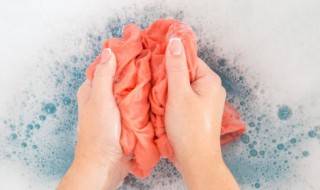 白衣服穿久发黄怎么洗（白衣服穿久发黄怎么洗白）