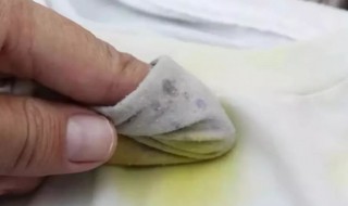 红油漆弄到衣服上怎么洗掉（红油漆怎么擦掉）