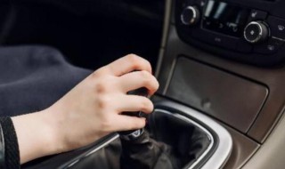 手动挡哪个是刹车哪个是油门(手动挡哪个是刹车哪个是油门呢)