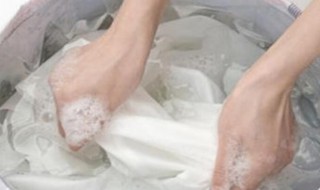 牙膏沫弄衣服留下白印怎么清理（牙膏弄衣服上怎么办）