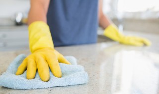 石英石台面上的黄印子怎么洗(石英石台面黄色污渍)