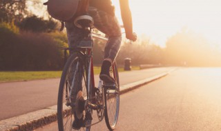 自行车链条油污怎么清洗（自行车链条的油污如何清洗）