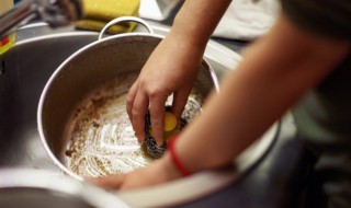 如何开锅不锈钢不粘锅（怎么开锅不锈钢不粘锅）