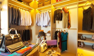 进卧室门正好对着衣柜 进卧室门正好对着衣柜侧面