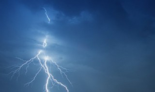打雷和闪电哪个先发生（打雷和闪电哪个先发生在地球上）