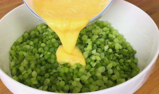 蒜苔鸡蛋饺子馅怎么做 蒜苔鸡蛋饺子馅怎么做好吃窍门