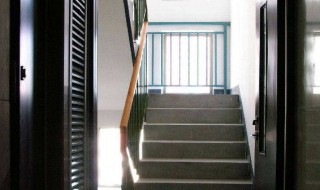 房门对着楼梯口好吗 房门对着楼梯口好吗风水好吗