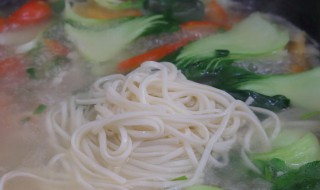 大雁白菜木耳煎蛋面的做法