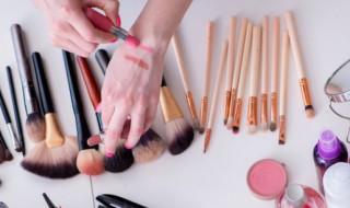 唇釉可以涂脸上吗(唇釉能涂脸上吗)