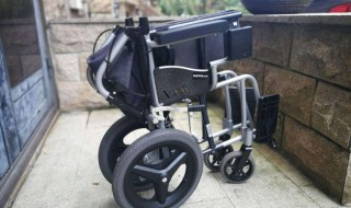 最早设计的轮椅有几个轮子（最早设计的轮椅有几个轮子啊）