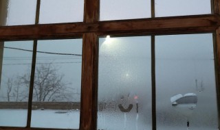 冬天窗户上有雾气是什么原因（冬天窗户上为什么会有雾）