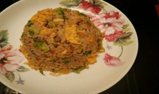 蛋炒饭怎么做好吃不上火（蛋炒饭怎么做好吃不上火呢）