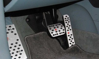 车辆油门离合熄火怎么回事（车辆油门离合熄火怎么回事啊）