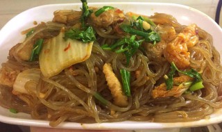 白菜炖猪肉粉丝做法（白菜猪肉炖粉条的做法视频）