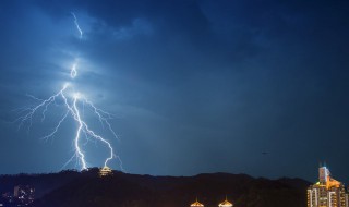 雷电的形成原理（闪电是怎么形成的原理）