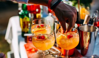 酒桌礼仪常识及9大技巧(倒酒礼仪在客人左侧还是右侧)