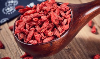枸杞一天吃多少粒比较好啊 枸杞一天吃多少粒比较好啊女生
