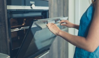 烤蛋糕中间不熟的原因（烤蛋糕中间不熟的原因分析）