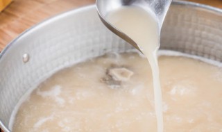 筒子骨煲汤放什么最好啊（筒子骨煲汤放什么最好啊窍门）