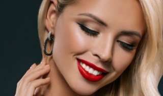 美瞳r是左还是右