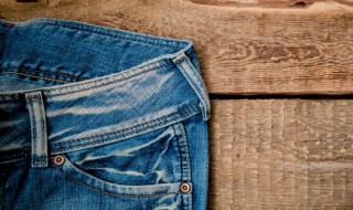 被牛仔裤染色的白色衣服怎么洗掉（被牛仔裤染色的白色衣服怎么洗掉呢）