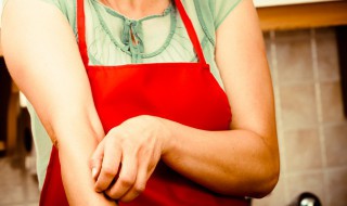 每次洗澡后皮肤特别痒是怎么回事（洗澡后全身皮肤刺痒怎么解决）