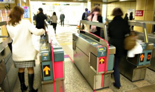 不出站换乘怎么找站台 动车站不出站换乘怎么找站台