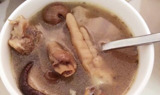 鸡脚煲汤放什么材料好啊（鸡脚煲汤放什么材料好饮?）