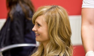 先染后烫还是先烫后染 头发先染后烫还是先烫后染