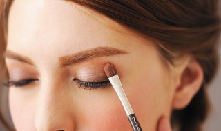 先画眼影还是先贴双眼皮贴 全切双眼皮多久可以化妆眼影