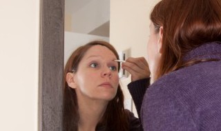 改掉皱眉的窍门 眉间纹怎么去除小偏方