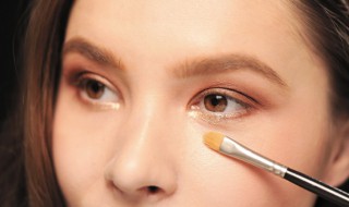 眼线液笔和眼线胶笔的区别（眼线液笔和眼线胶笔的区别在哪里）