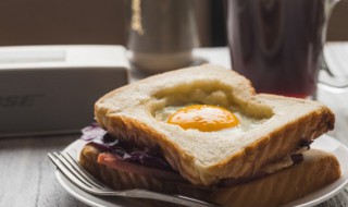 荷包蛋是冷水下锅还是开水下锅（荷包蛋怎么煮才能完整）