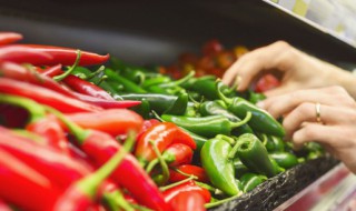 刚摘的红辣椒是阴干还是晒干 怎样晒干辣椒又红又亮