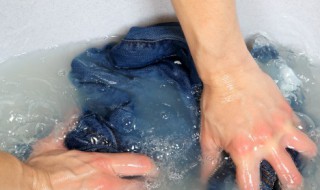 树汁弄到衣服上怎么才能洗干净 衣服上的树汁怎么去除小窍门