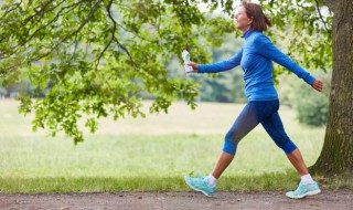 原地踏步走标准动作（原地踏步走标准动作视频）