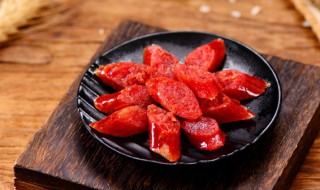 腊肠怎么炒才好吃（炒腊肠是生炒还是煮熟后再炒）
